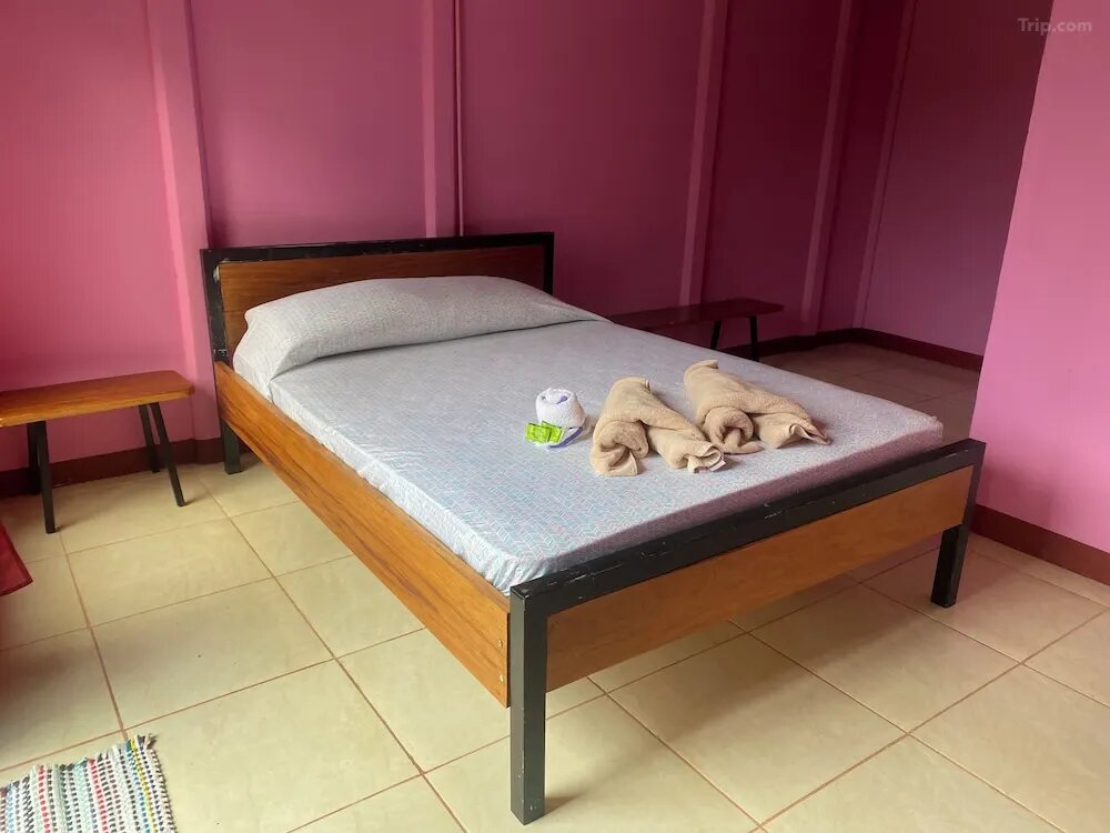 Habitación con cama matrimonial